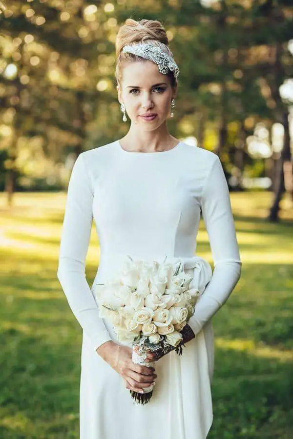 https://cdn.sortra.com/wp-content/uploads/2015/06/minimalist-elegant-wedding-dress142.jpg