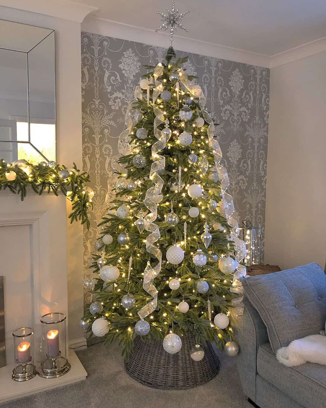 25 Charming Christmas Tree Decoration Ideas