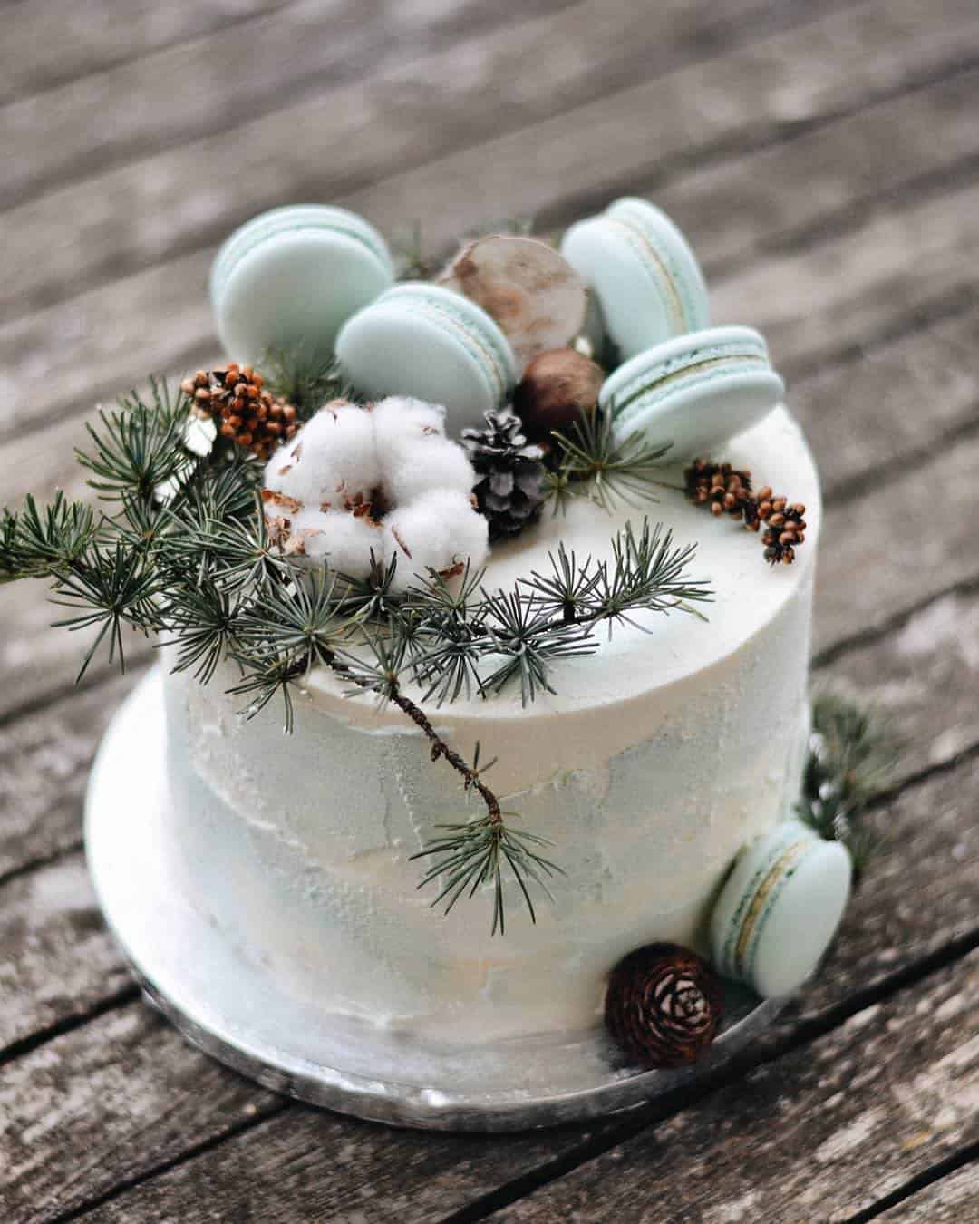 23 Glamorous Winter Wedding Cake Examples