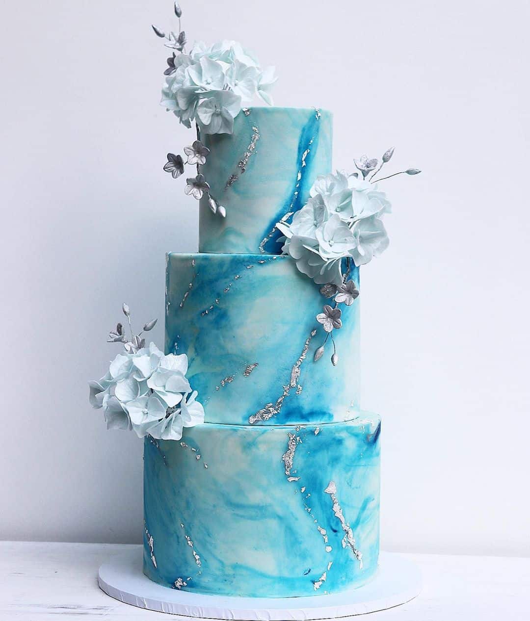 23 Glamorous Winter Wedding Cake Examples