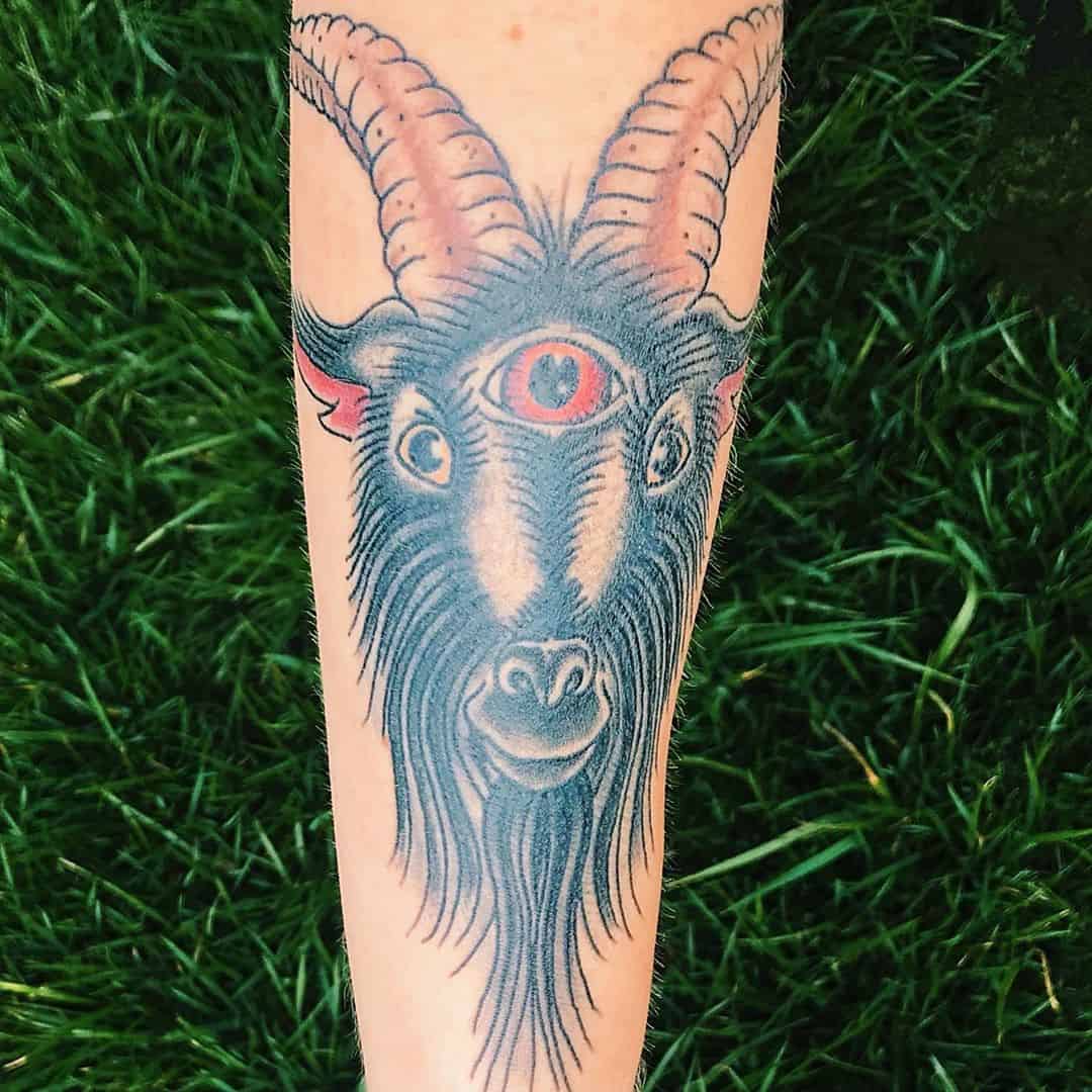 20 Glorious Goat Tattoo Designs e il significato del simbolo